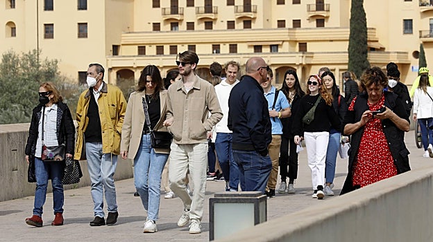 Turistas paseando por el Puente Romano de Córdoba