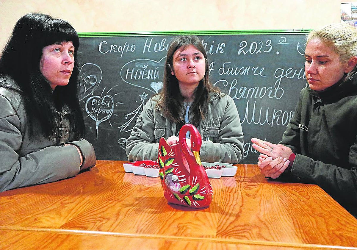 De izquierda a derecha, Alina Palamar, su hija Elina y otra refugiada en Villaralbo (Zamora)