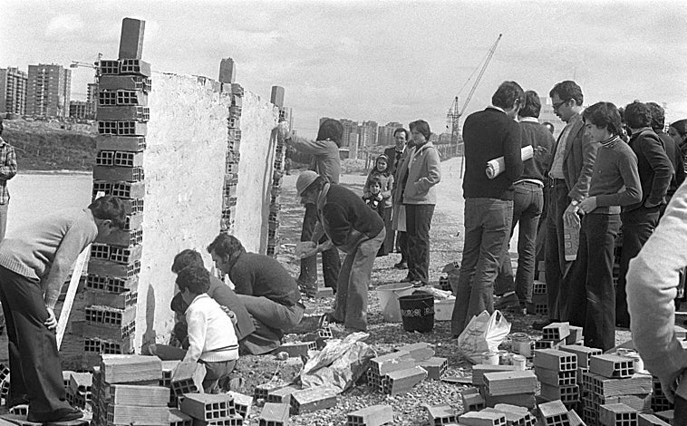 Imagen principal - Arriba, construcción de un muro en marzo de 1977 para evitar el inicio de las obras del multiespacio. Debajo, una familia muestra el lema de la movilización vecinal contra el centro comercial y exterior del centro comercial poco después de su apertura
