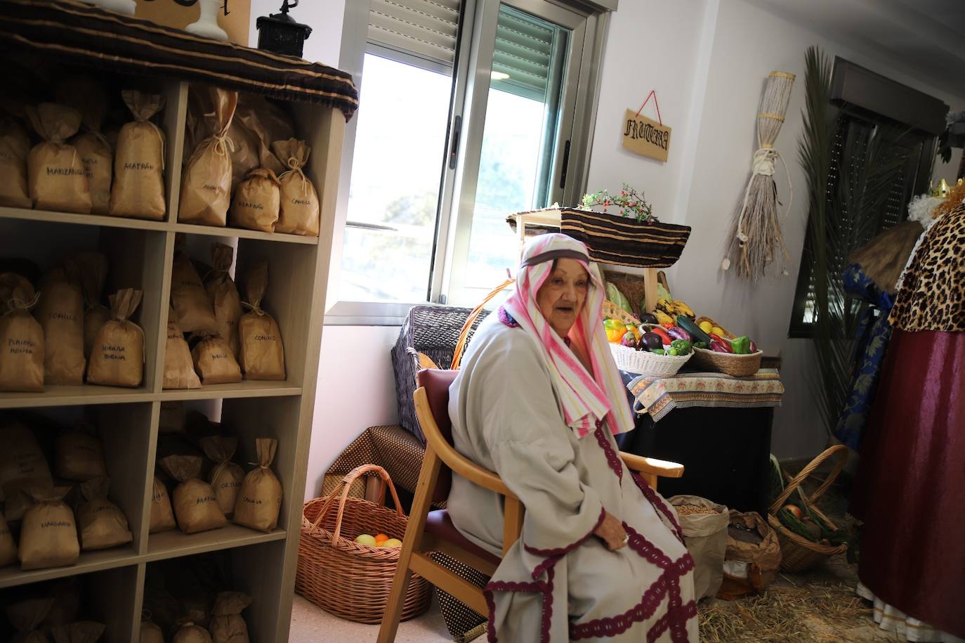 El Belén viviente de la residencia hogar San Pablo de Cáritas Córdoba, en imágenes