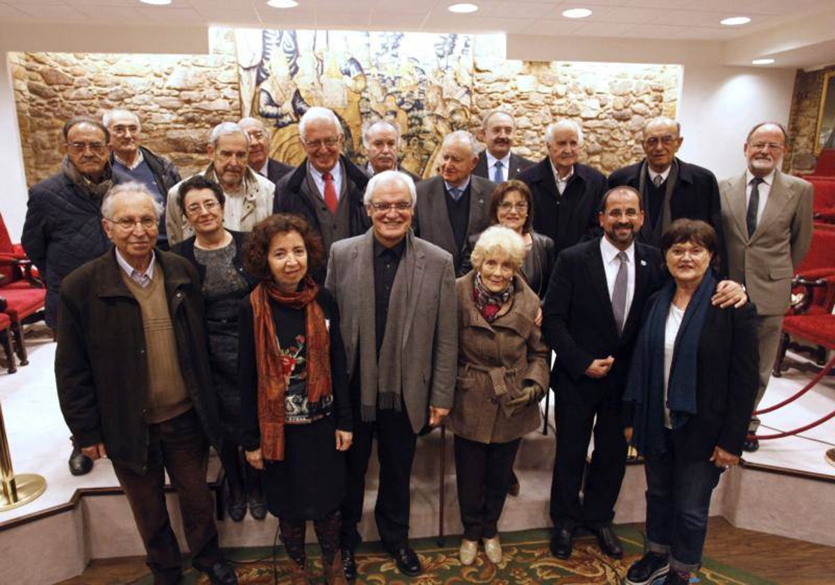El presidente de la Real Academia Galega (RAG) en el centro junto con otros académicos