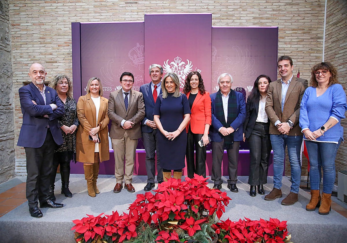 La alcaldesa con su equipo de gobierno municipal