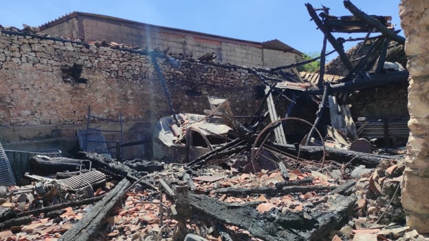 Un 'casillo' o antiguo corral quemado en Silos (Burgos)