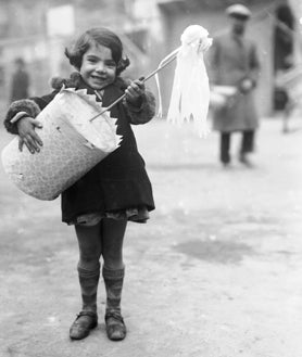 Imagen secundaria 2 - Arriba, la inmensa cesta del establecimiento Casa Carrasco, en 1950. Abajo, izquierda, niños ante una juguetería, en 1959. Y a la derecha, niña con zambomba en 1933