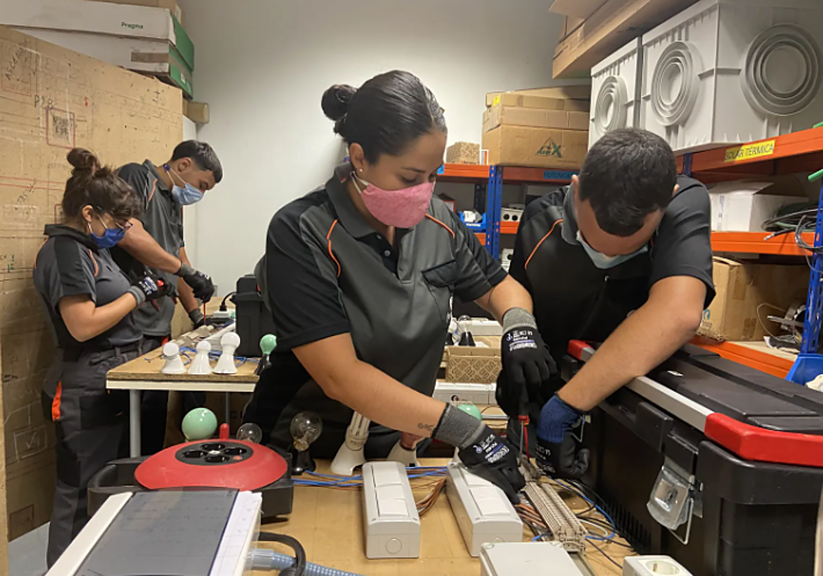Formación en fotovoltaica en Femete en foto de archivo
