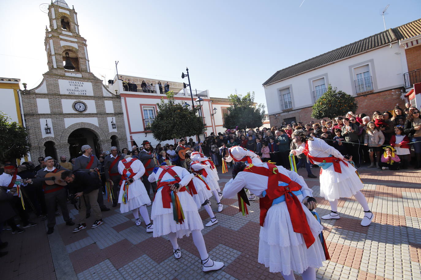 La danza de los locos toma las calles de Fuente Carreteros, en imágenes
