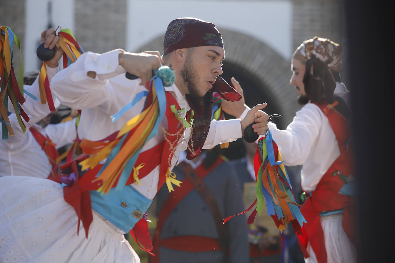 La danza de los locos toma las calles de Fuente Carreteros, en imágenes