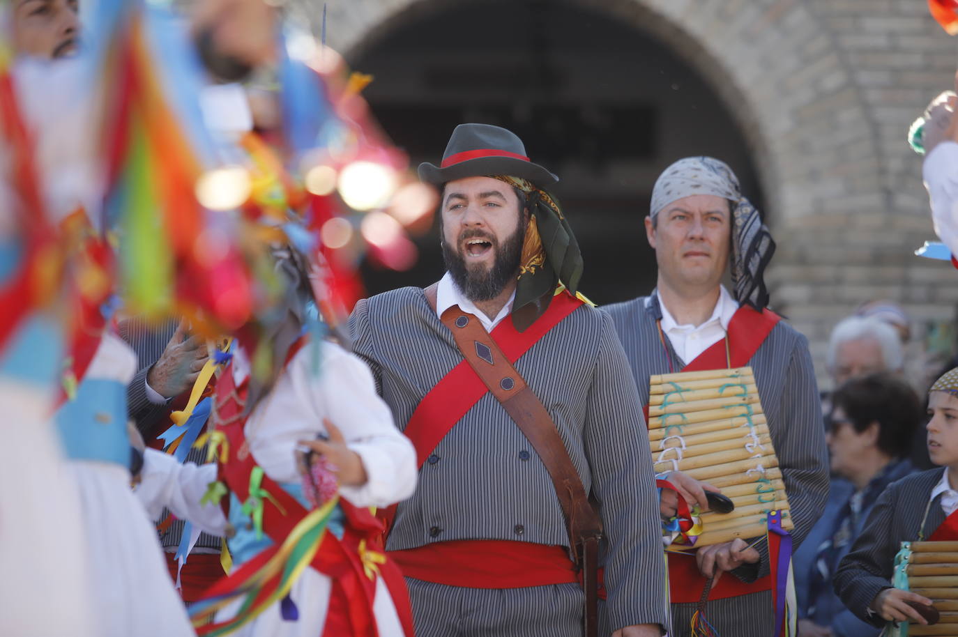 La danza de los locos toma las calles de Fuente Carreteros, en imágenes