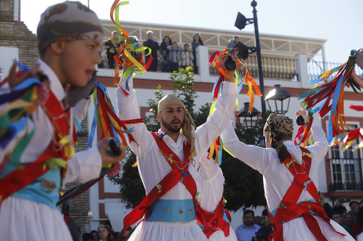 La danza de los locos toma las calles de Fuente Carreteros, en imágenes