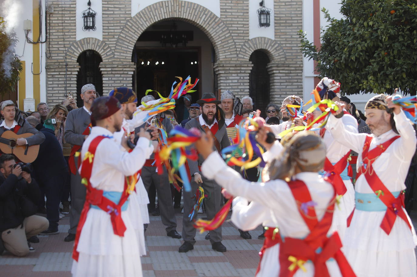 La danza de los locos toma las calles de Fuente Carreteros, en imágenes