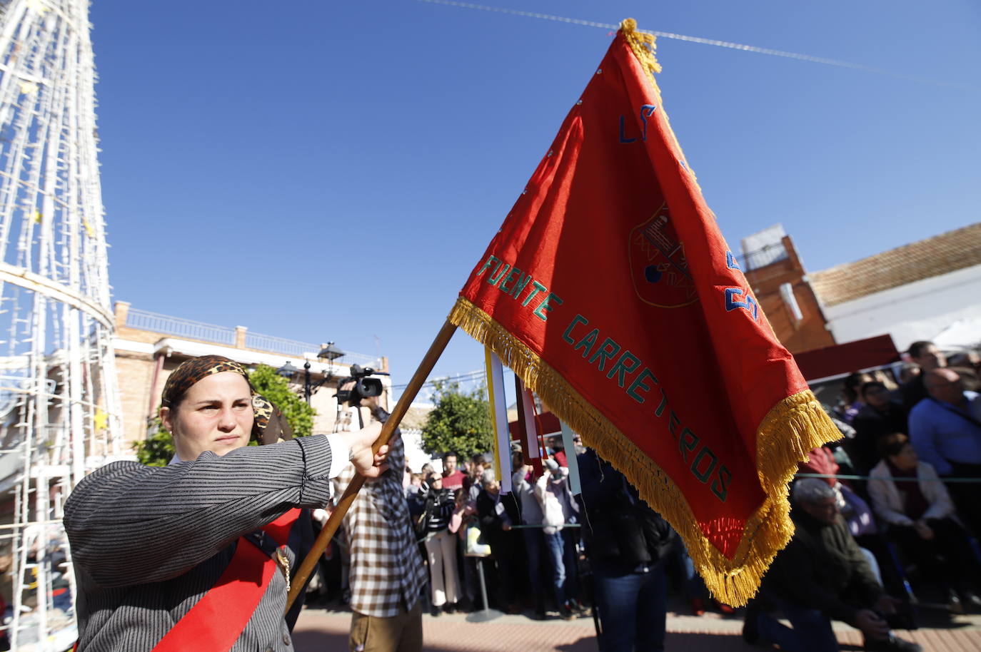 La danza de los locos toma las calles de Fuente Carreteros, en imágenes