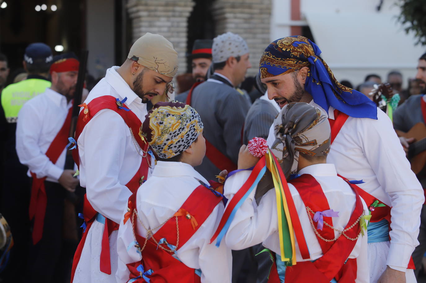 La danza de los locos toma las calles de Fuente Carreteros, en imágenes