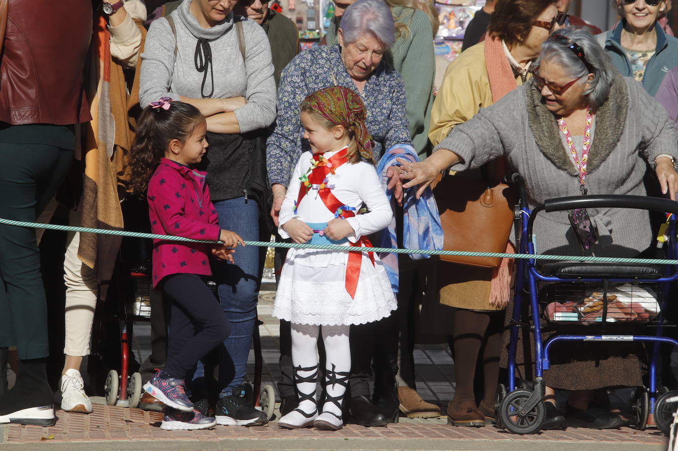 La danza de los locos toma las calles de Fuente Carreteros, en imágenes