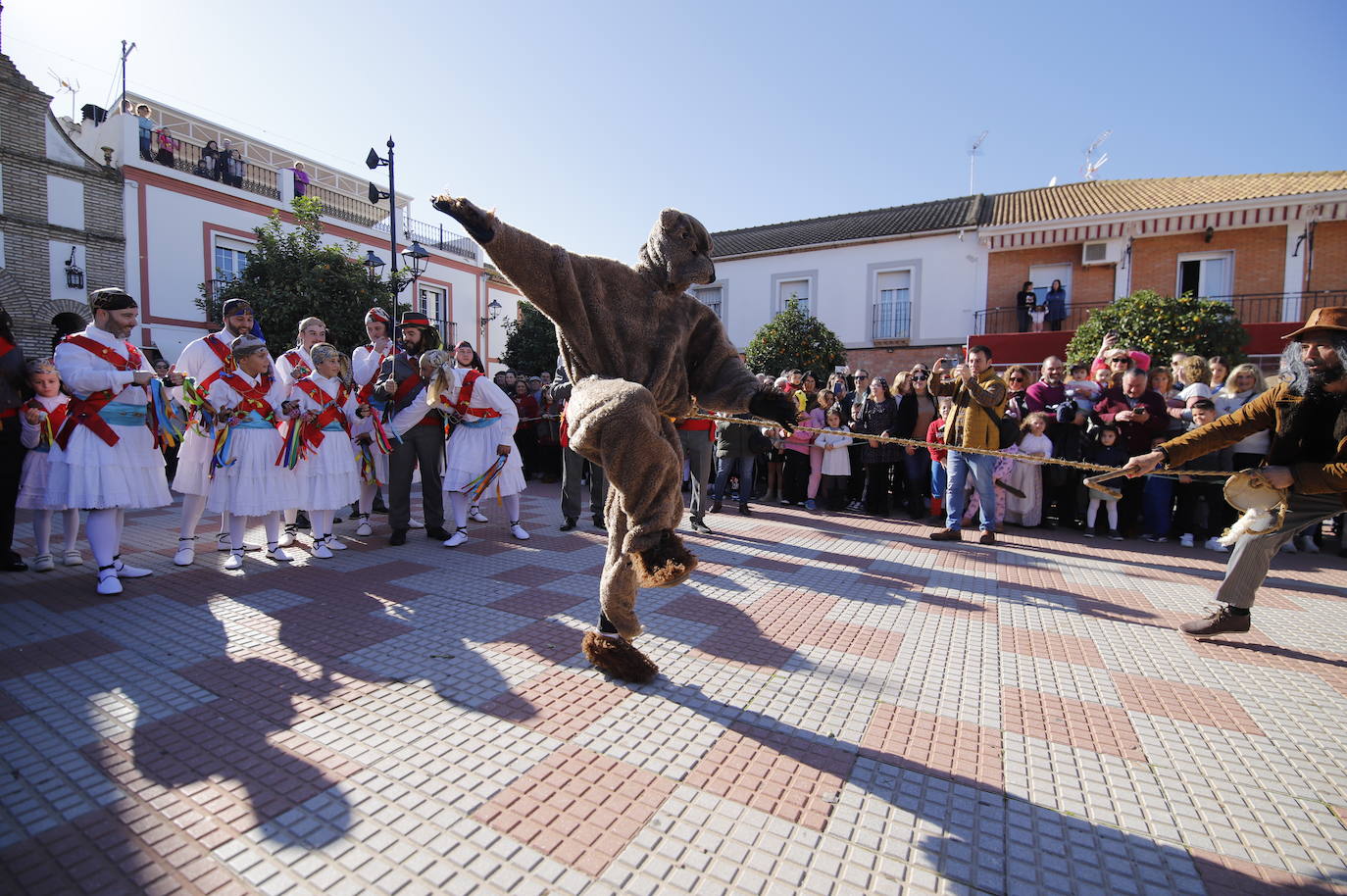 La danza de los locos toma las calles de Fuente Carreteros, en imágenes