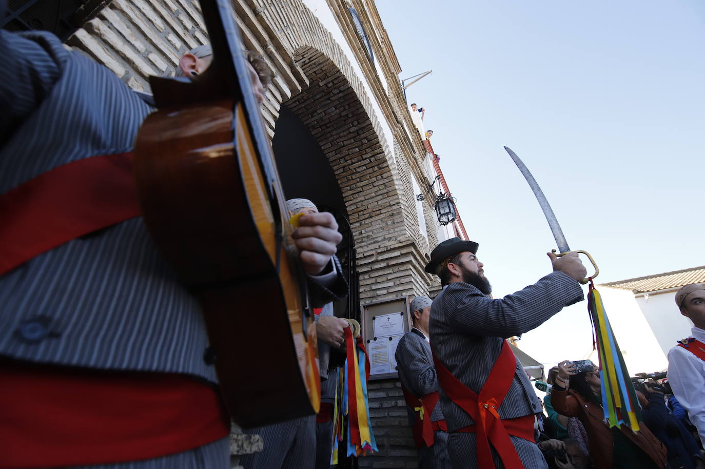 La danza de los locos toma las calles de Fuente Carreteros, en imágenes