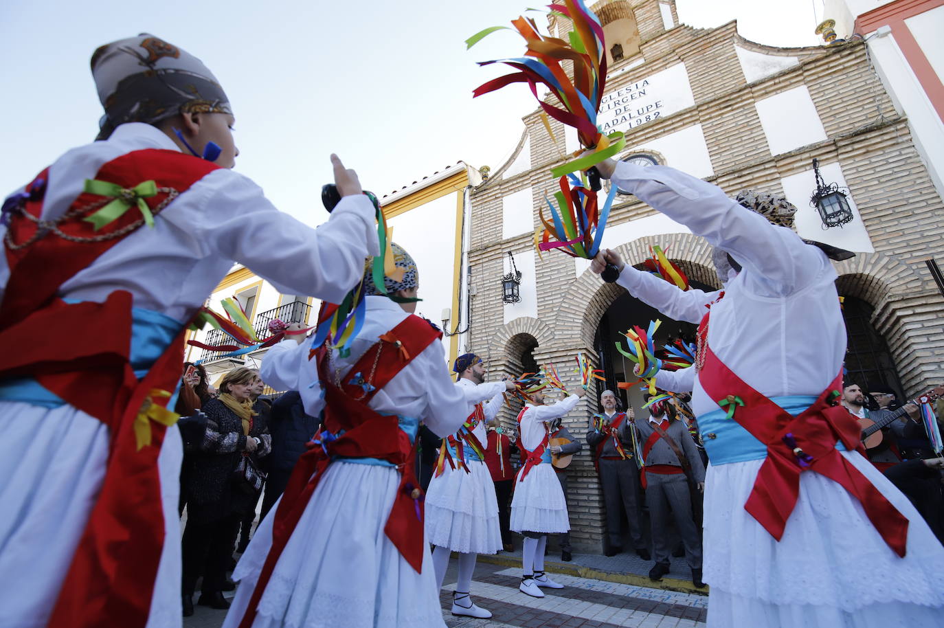 La danza de los locos toma las calles de Fuente Carreteros, en imágenes