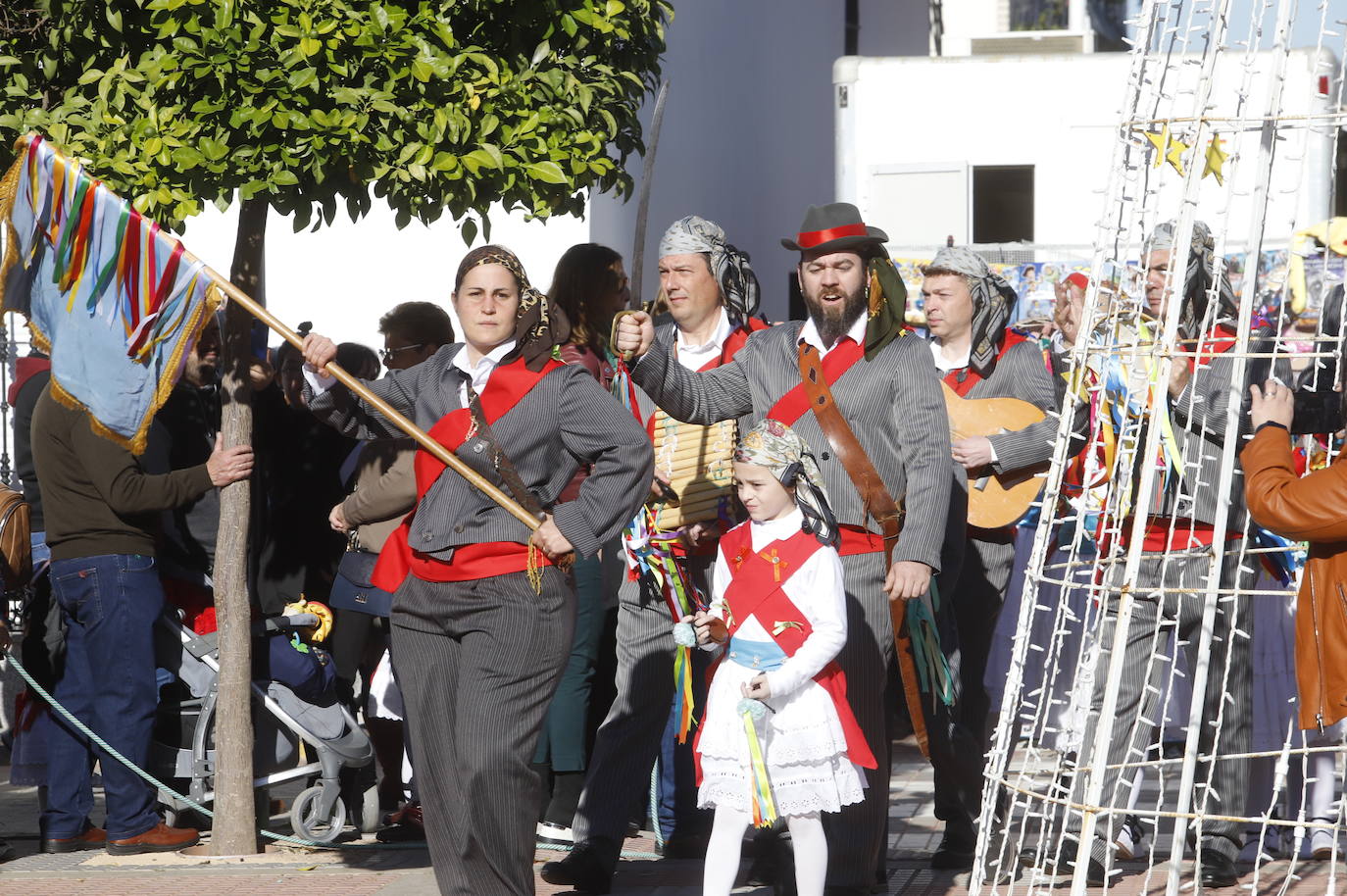 La danza de los locos toma las calles de Fuente Carreteros, en imágenes