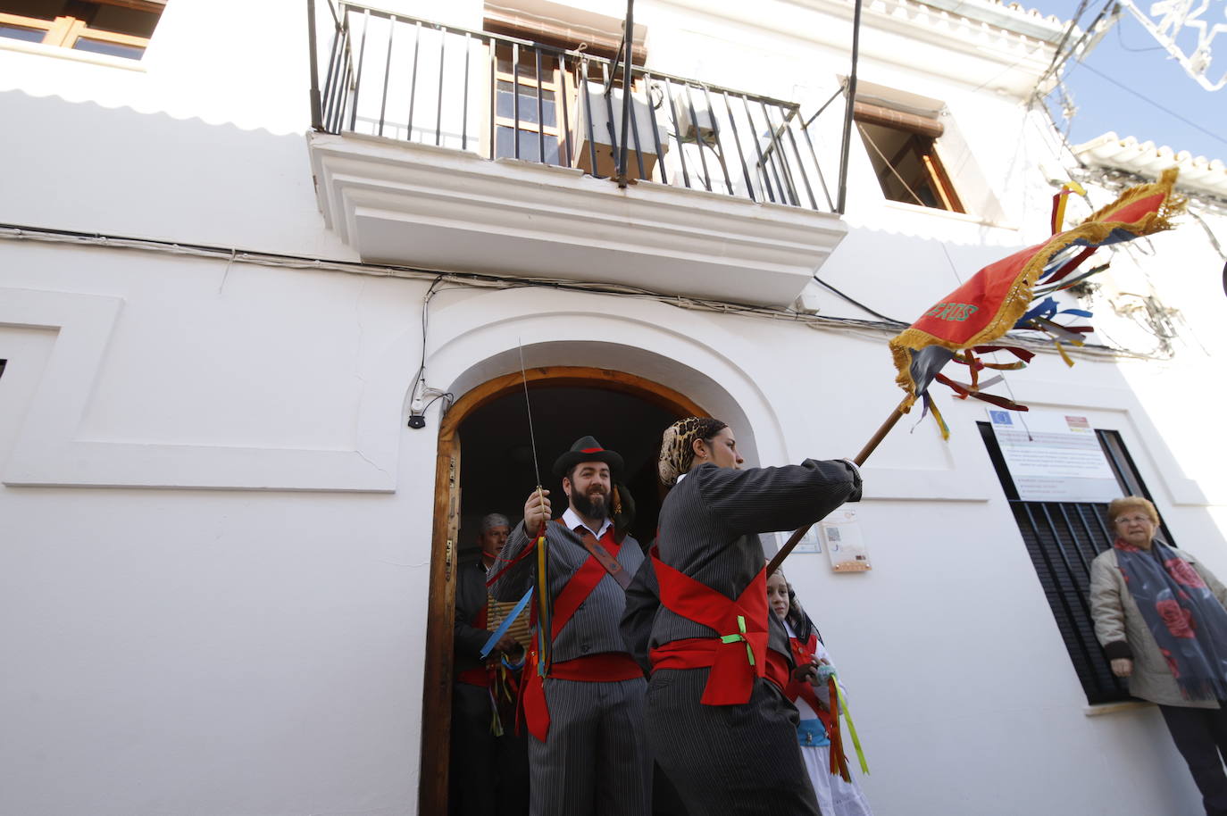 La danza de los locos toma las calles de Fuente Carreteros, en imágenes