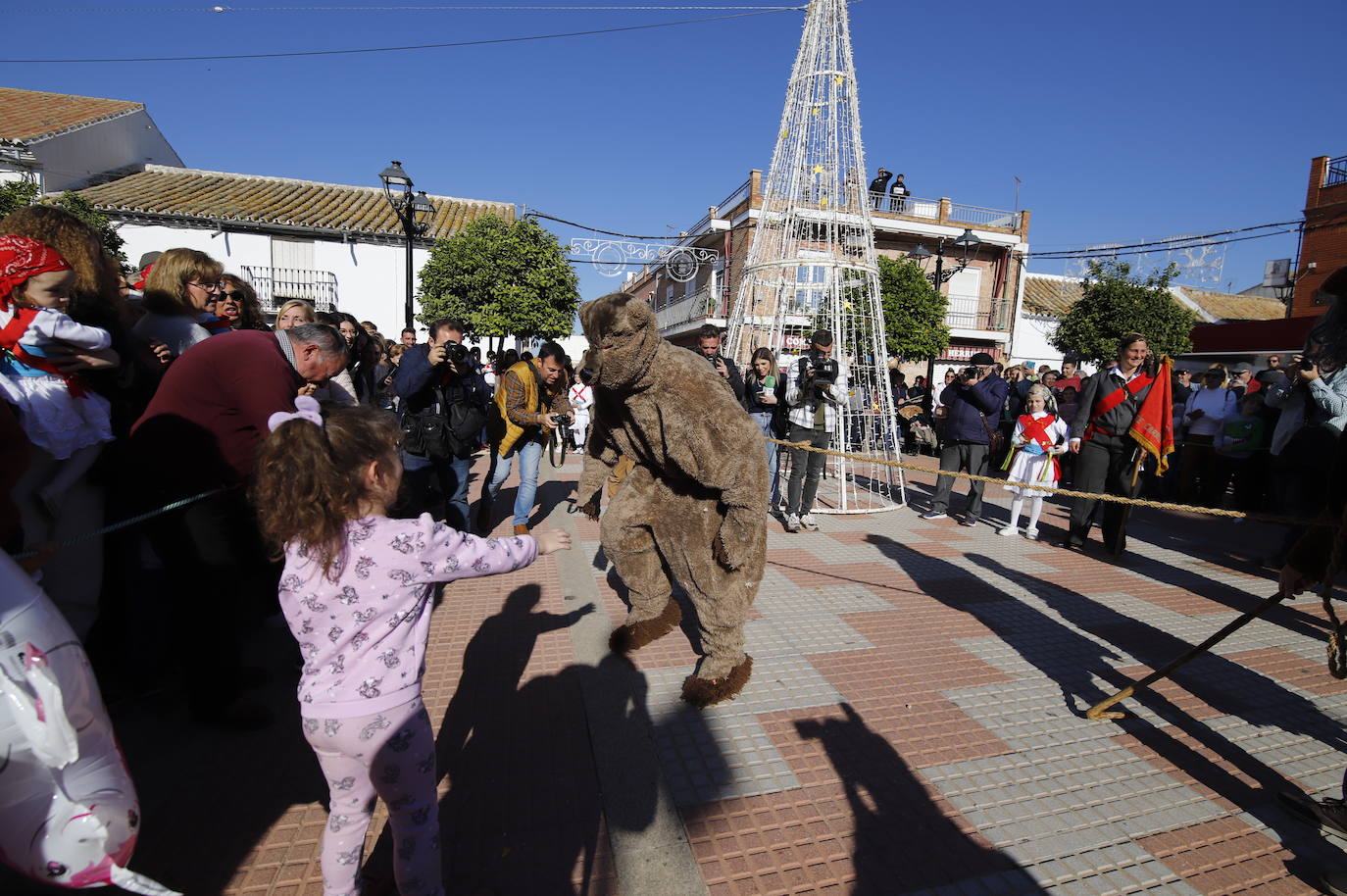 La danza de los locos toma las calles de Fuente Carreteros, en imágenes