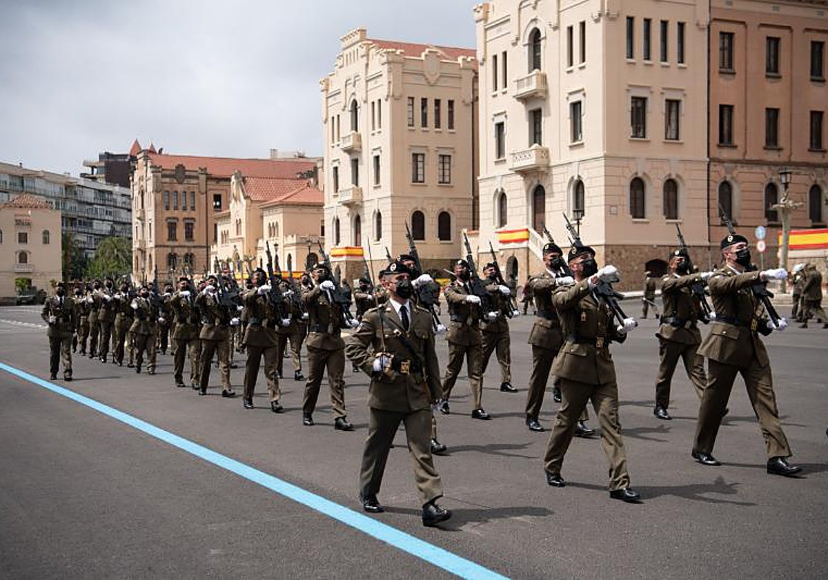 . Acto de entrega de la bandera al RI Barcelona 63 en el cuartel del Bruc