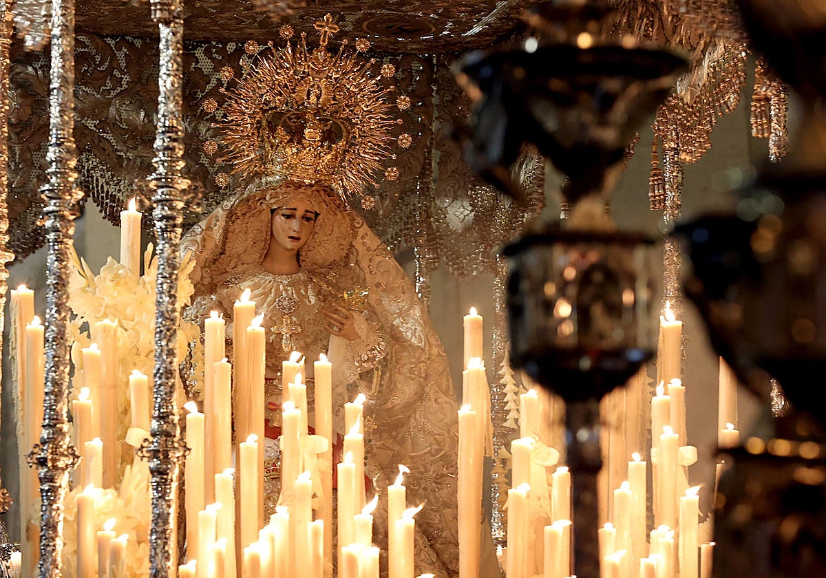 Candelería con la que se han realizado las flores de cera como recuerdo de la coronación