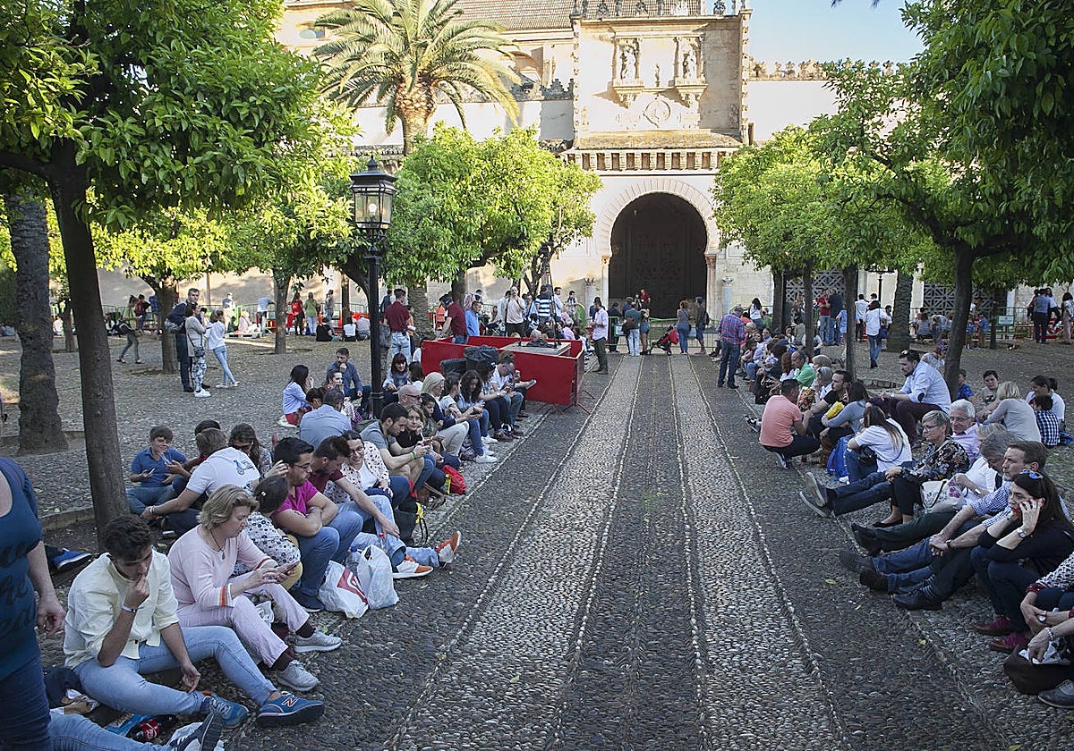 Público en el Patio de los Naranjos en la Semana Santa de 2017
