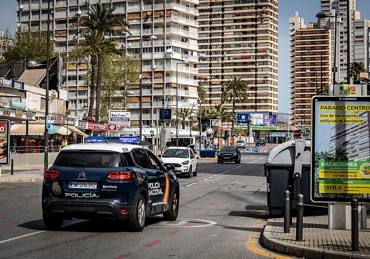 Imagen de archivo de una patrulla de la Policía Nacional en Benidorm