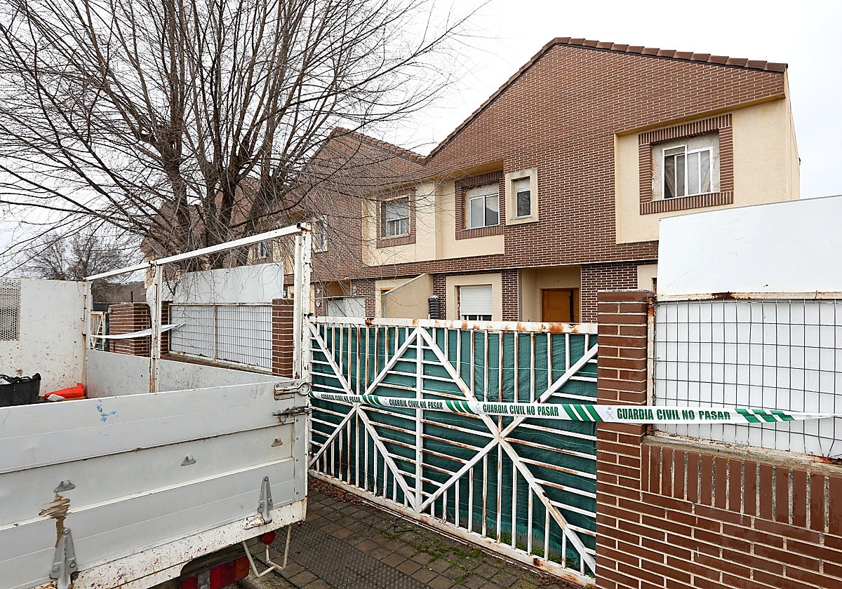 Chalé donde la pareja vivía como okupas con sus dos hijos. A la izquierda, el camión que empleaban para transportar chatarra