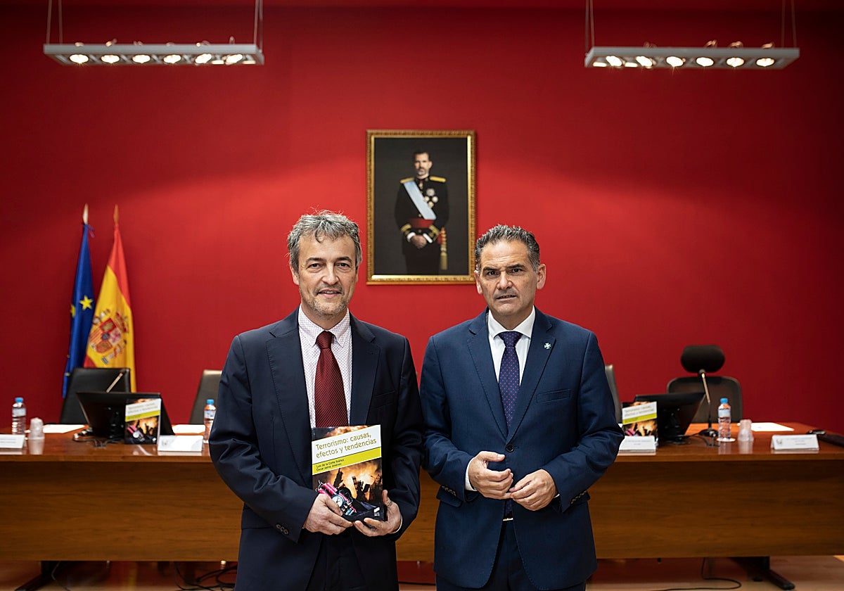 Óscar Jaime y Luis de la Corte durante la presentación de su libro