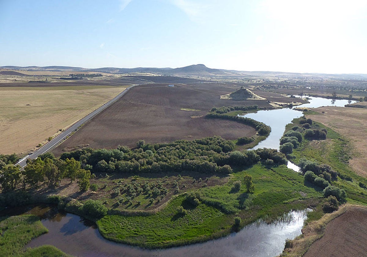Yacimiento arqueológico de Mellaria con la N-432 a la izquierda