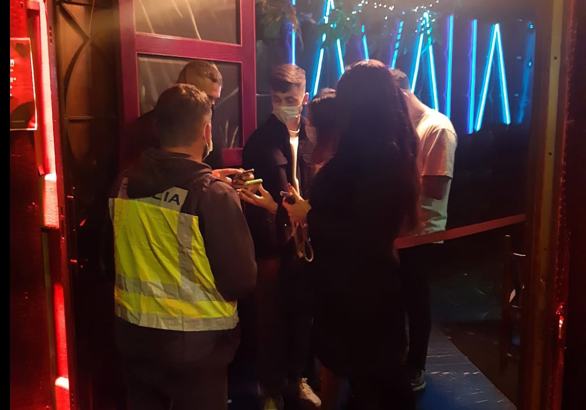 Control de la Policía Autonómica de la Comunidad Valenciana durante una Nochevieja pasada.