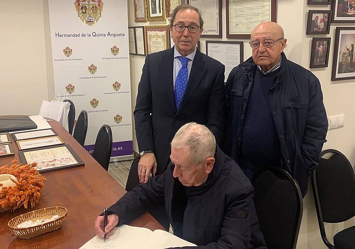 El hermano mayor de la Quinta Angustia, Rafael Jaén, con los ex presidentes de la Agrupación Rafael Zafra y Manuel Laguna