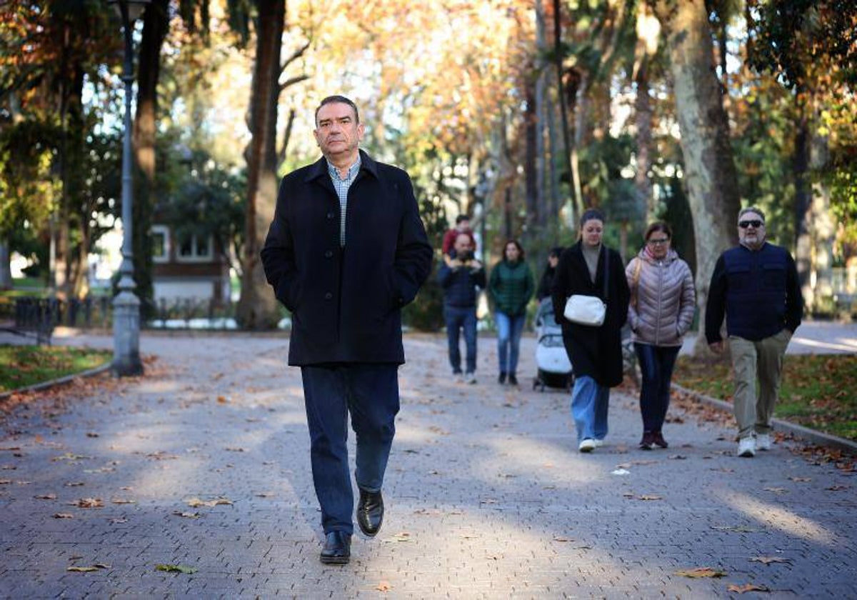 Félix Degayón pasea por un parque de Córdoba antes de la entrevista con ABC
