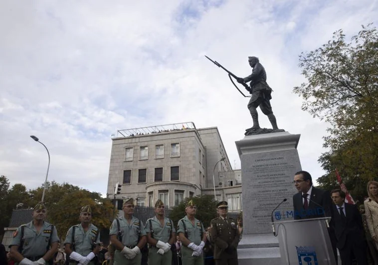 Activistas encajan la cabeza de Franco en una bayoneta del monumento a La Legión en Madrid