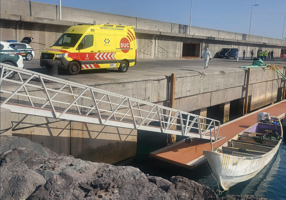 Embarcación trasladada al muelle de Granadilla (Tenerife) en año nuevo