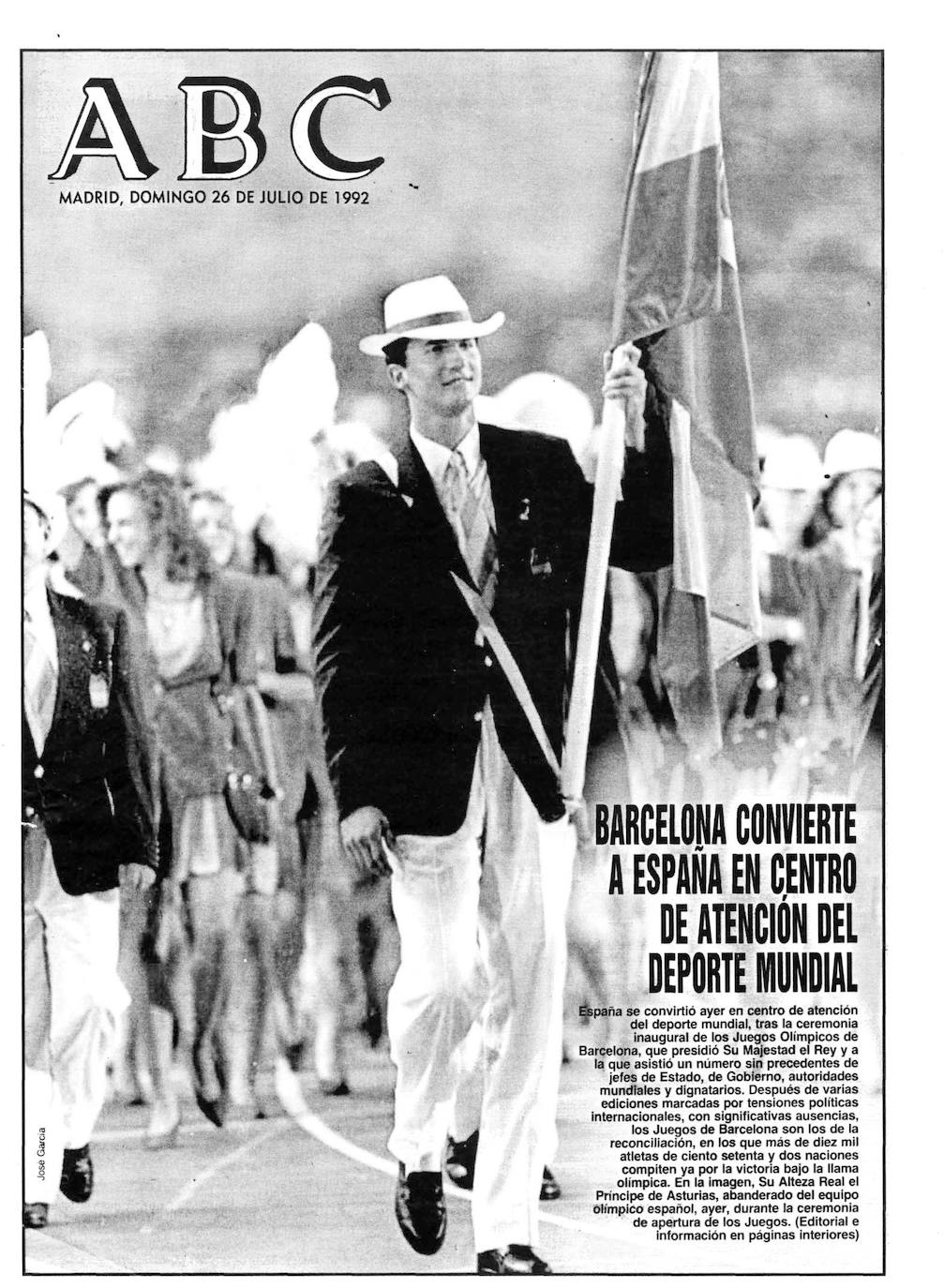 Barcelona 92. ABC dedica la foto de portada al por entonces Príncipe Felipe, que sostiene la bandera de España en el acto inaugural de los Juegos. «Barcelona convierte a España en centro de atención del deporte mundial» 