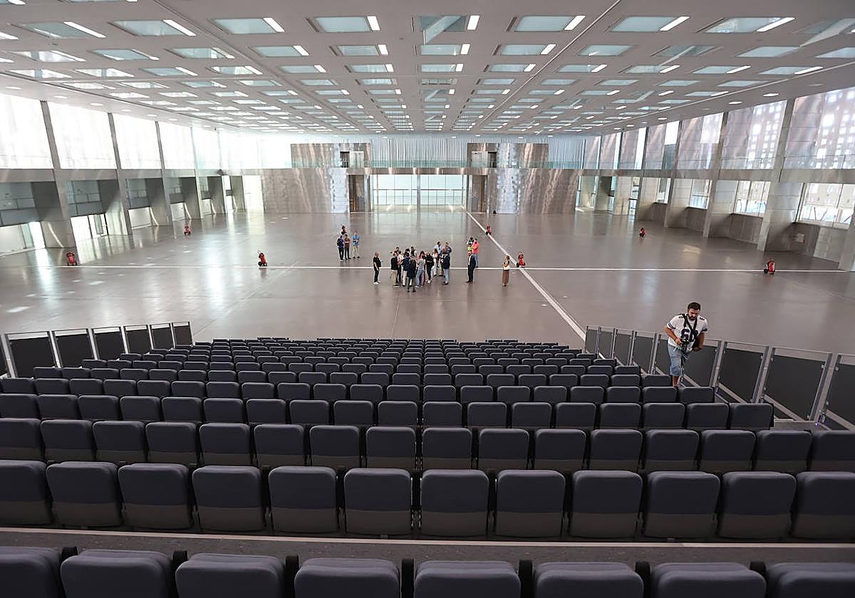 Imagen del imponente salón central del Centro de Ferias con la grada móvildesplegada