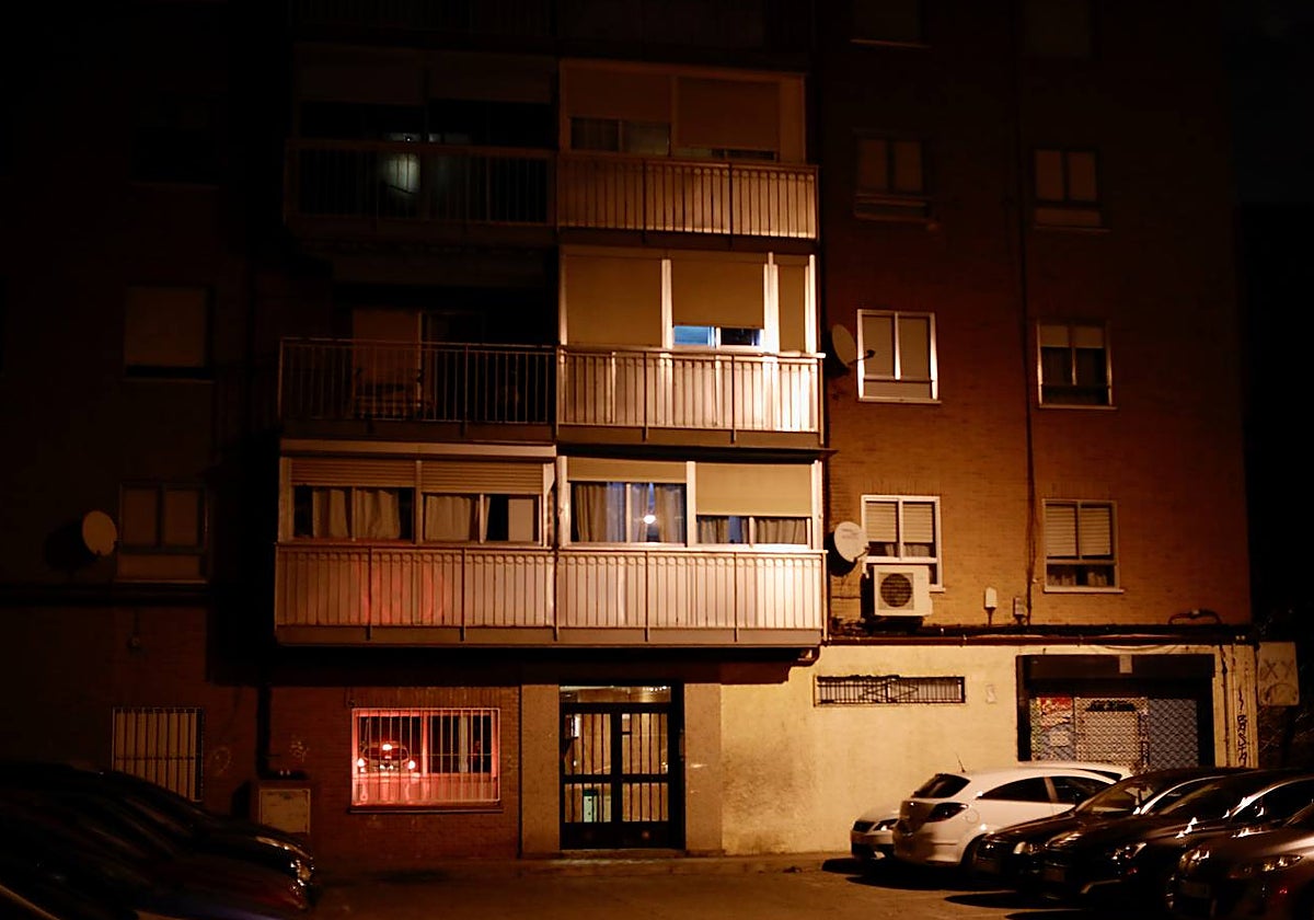 Fachada del bloque donde ocurrieron los hechos, ayer por la tarde
