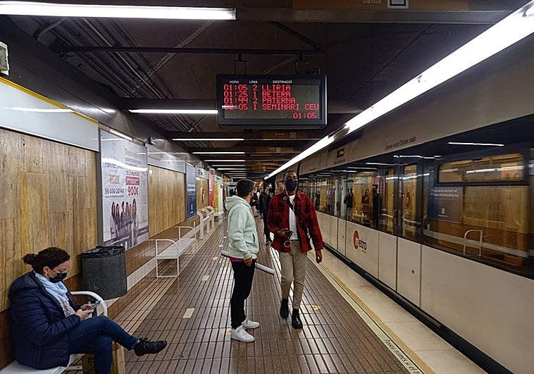 Precios de los autobuses de la EMT y de Metrovalencia en 2023: descuentos del 50% y viajes gratis para menores de 30 años