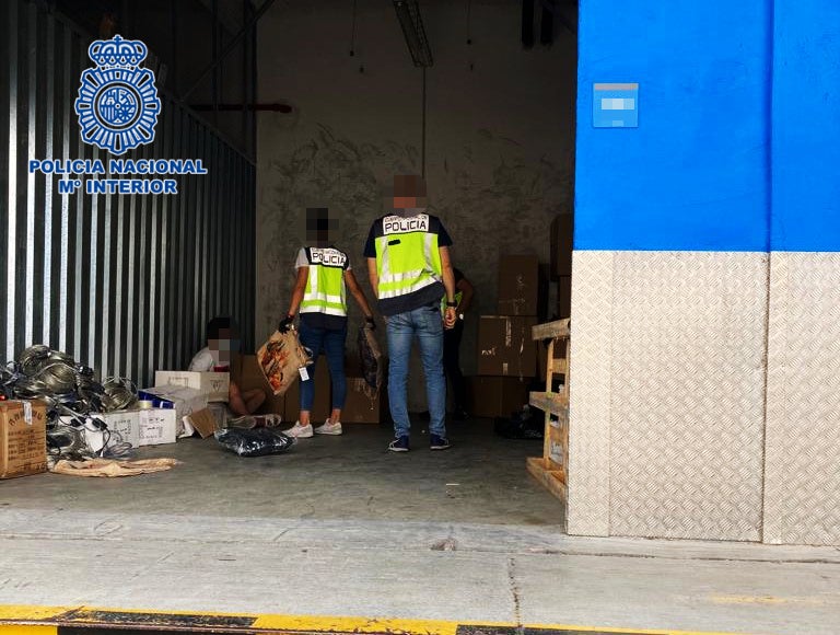 Agentes de la Policía durante uno de los registros en una de las naves industriales