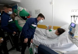 La visita del Córdoba CF a los niños del hospital Reina Sofía, en imágenes