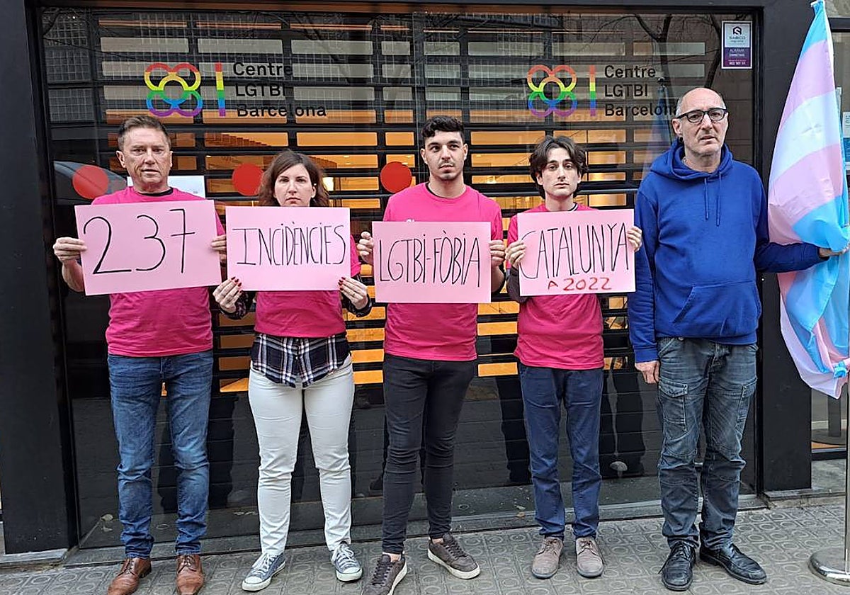 El presidente del Observatorio contra la Homofobia, Eugeni Rodríguez (d)