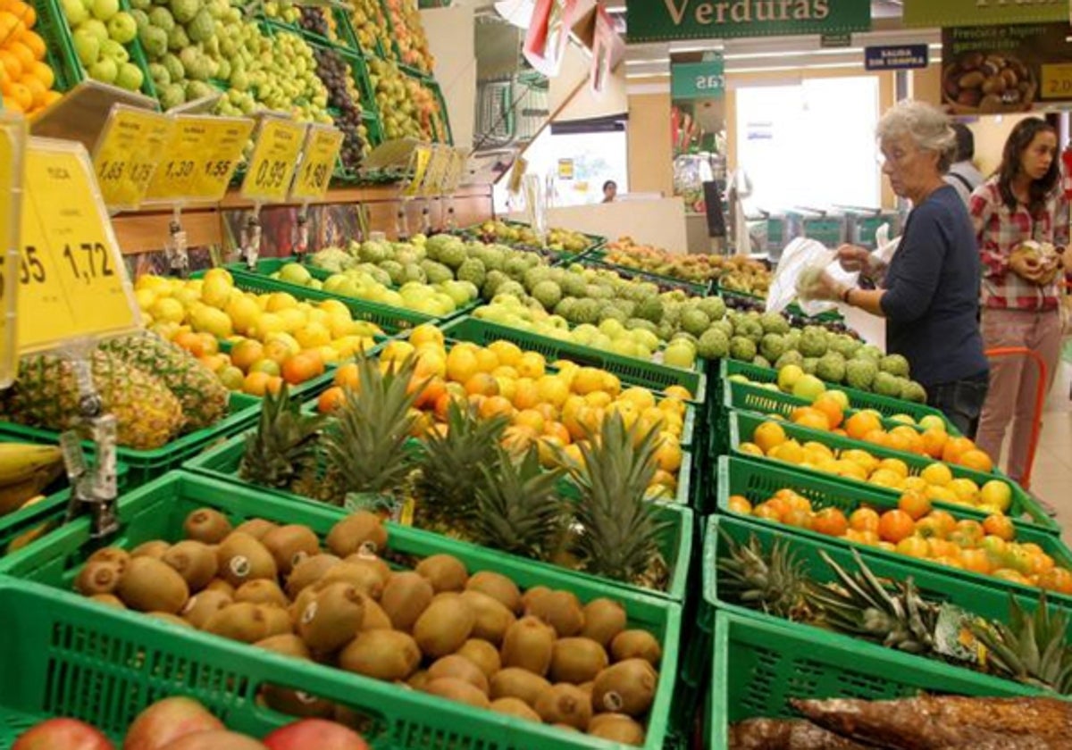 Pasillo de frutas en un supermercado