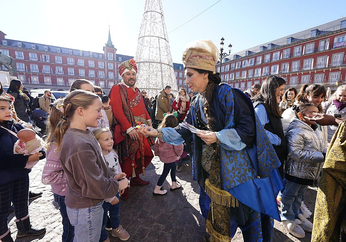 La emisaria real de Melchor reparte caramelos, este miércoles, a los niños en la Plaza Mayor