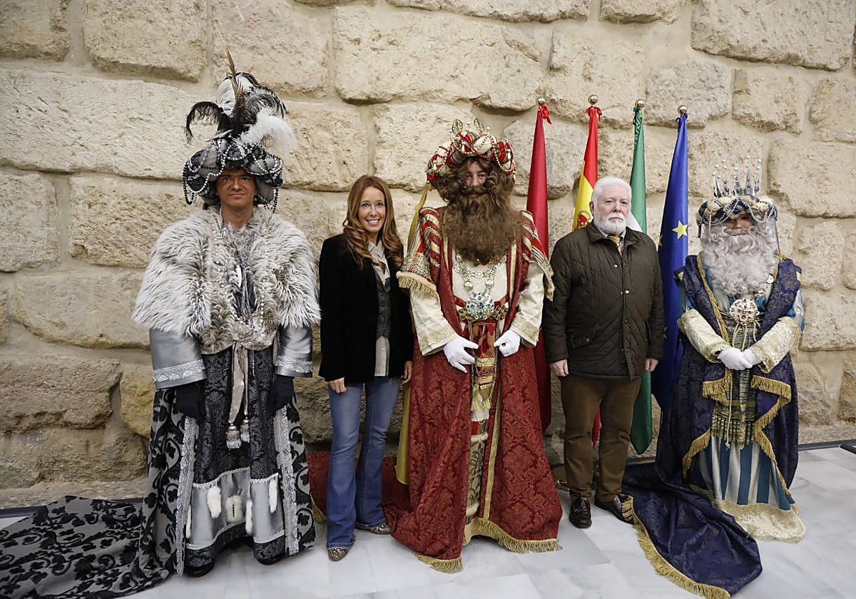 Los Reyes Magos junto a la edil de Promoción de la Ciudad y al presidente de la Federación de Peñas