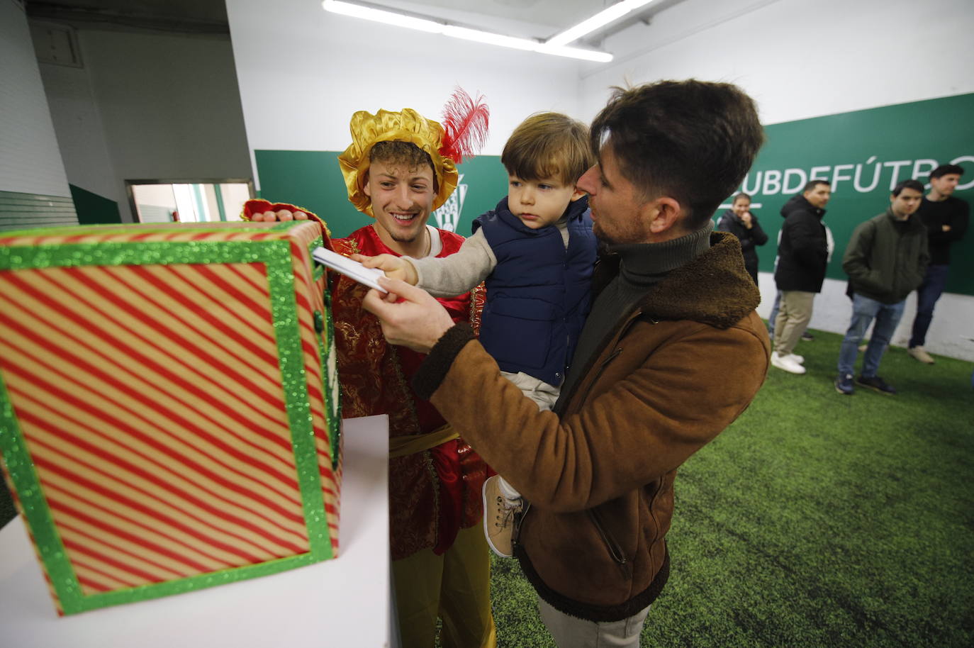 Las impresionantes colas para ver a los Reyes Magos en El Arcángel, en imágenes