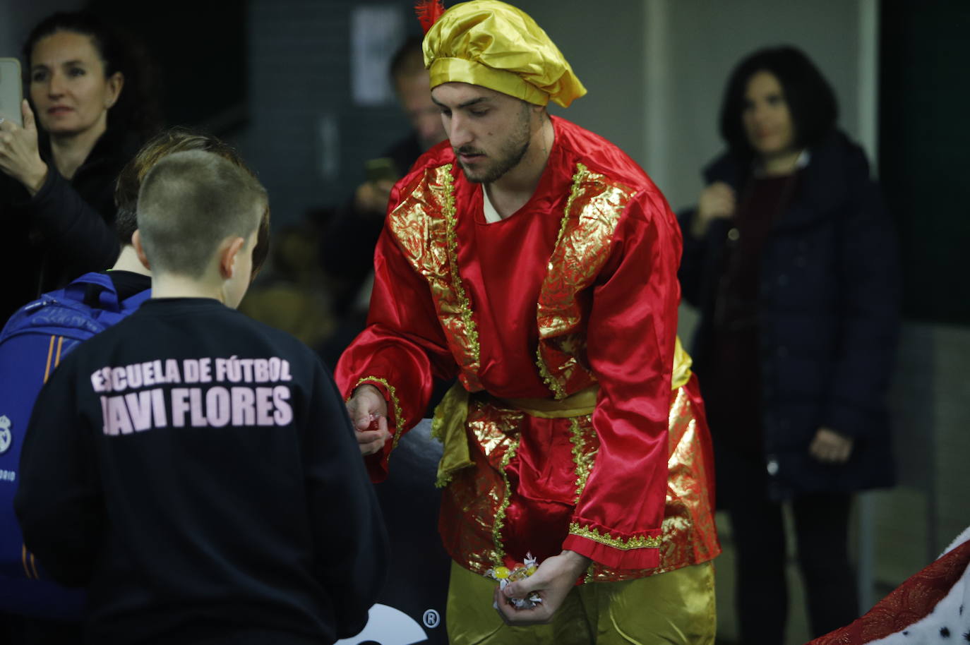 Las impresionantes colas para ver a los Reyes Magos en El Arcángel, en imágenes