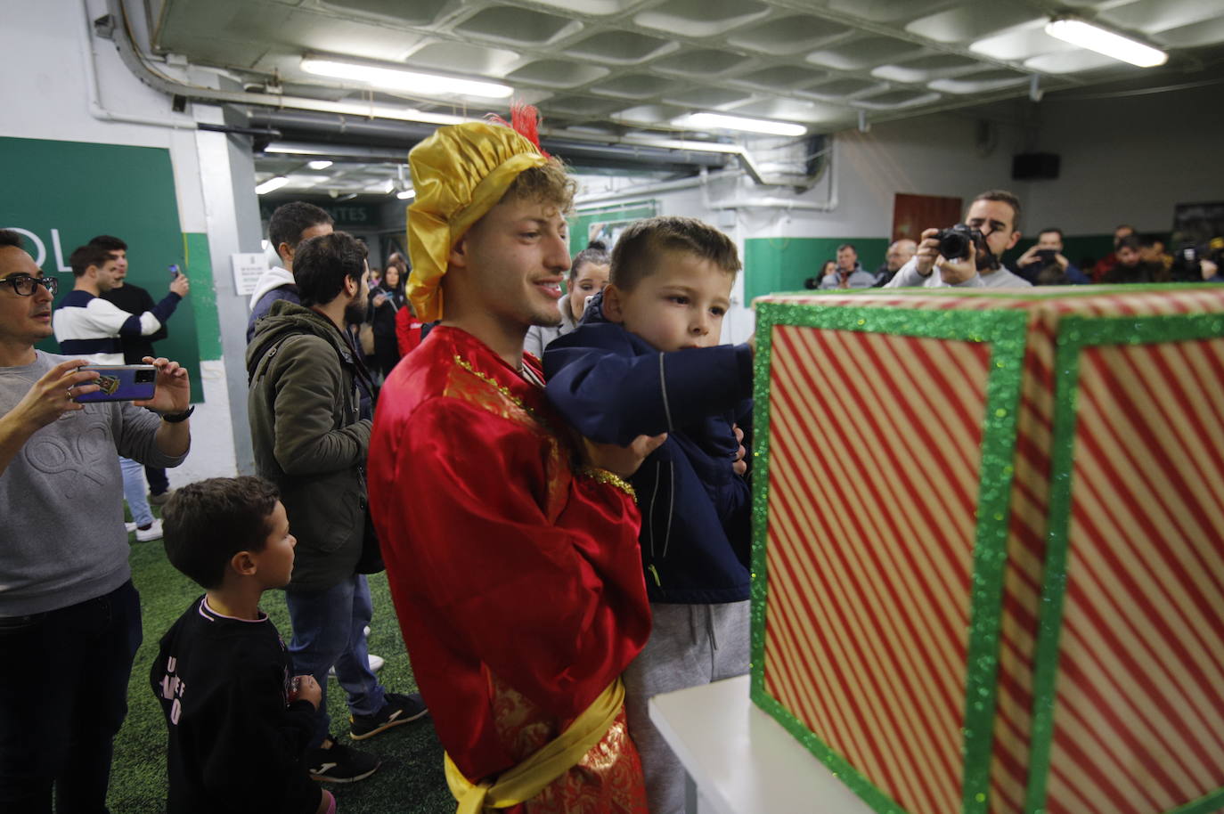 Las impresionantes colas para ver a los Reyes Magos en El Arcángel, en imágenes
