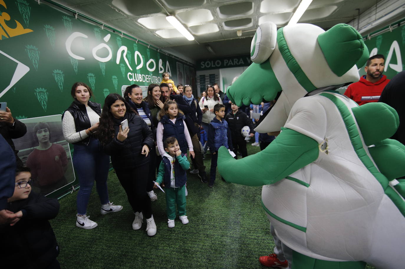 Las impresionantes colas para ver a los Reyes Magos en El Arcángel, en imágenes