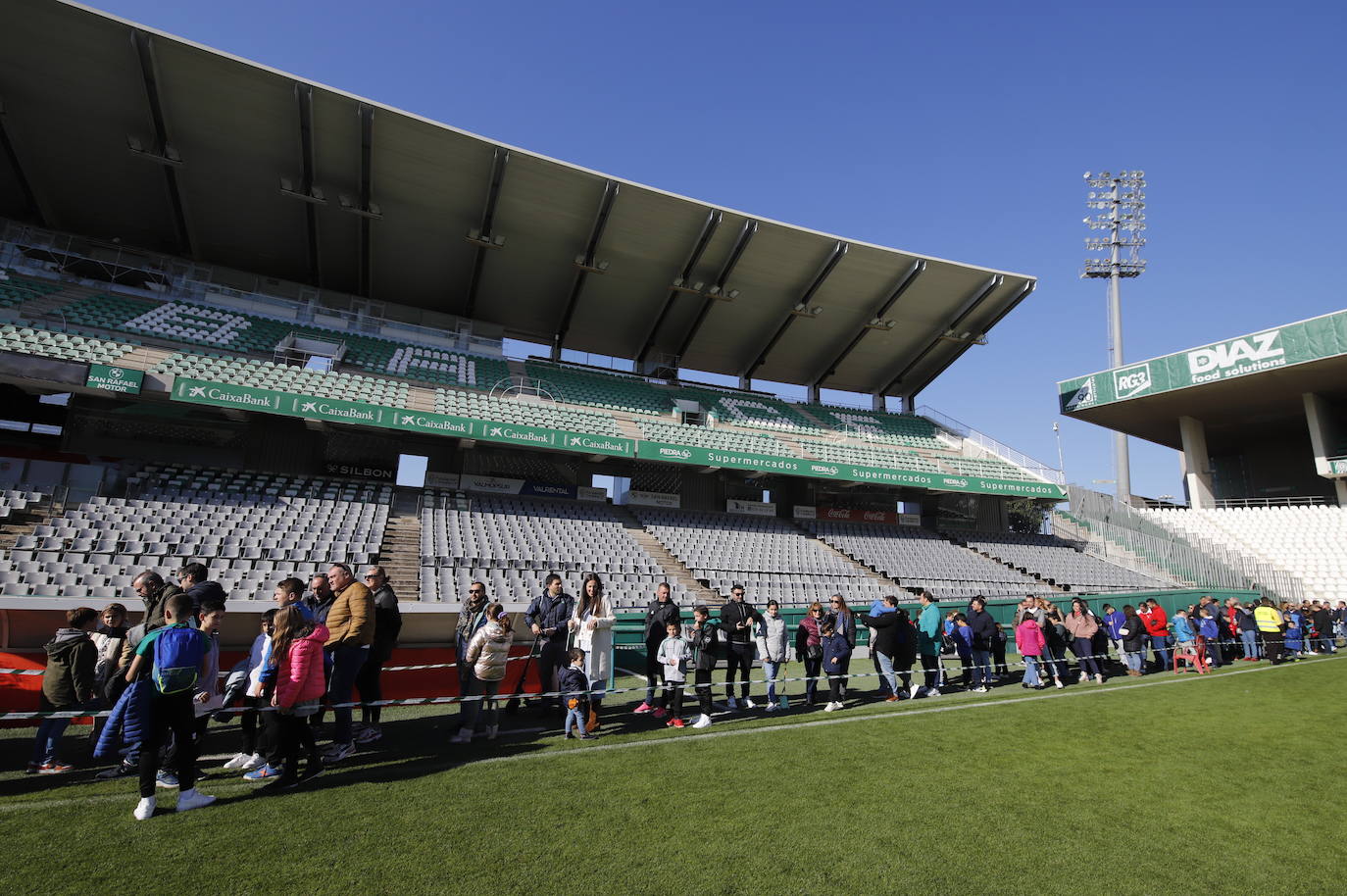 Las impresionantes colas para ver a los Reyes Magos en El Arcángel, en imágenes